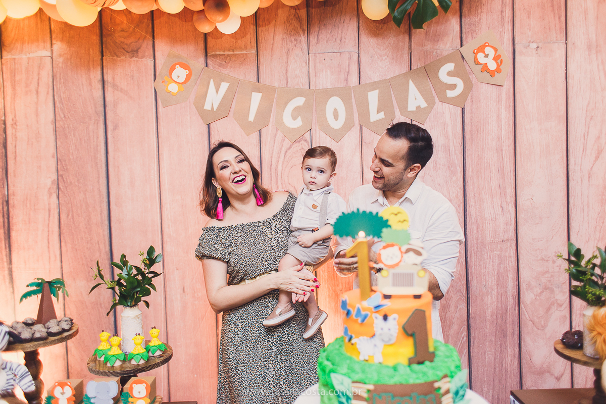 festa infantil de menino, no tema Safari, festa dos sonhos feita em casa, decoração by Loely eventos, mãe e pai de primeira viagem, menino sorridente, bebê lindo, look lindo para aniversário de 1 ano