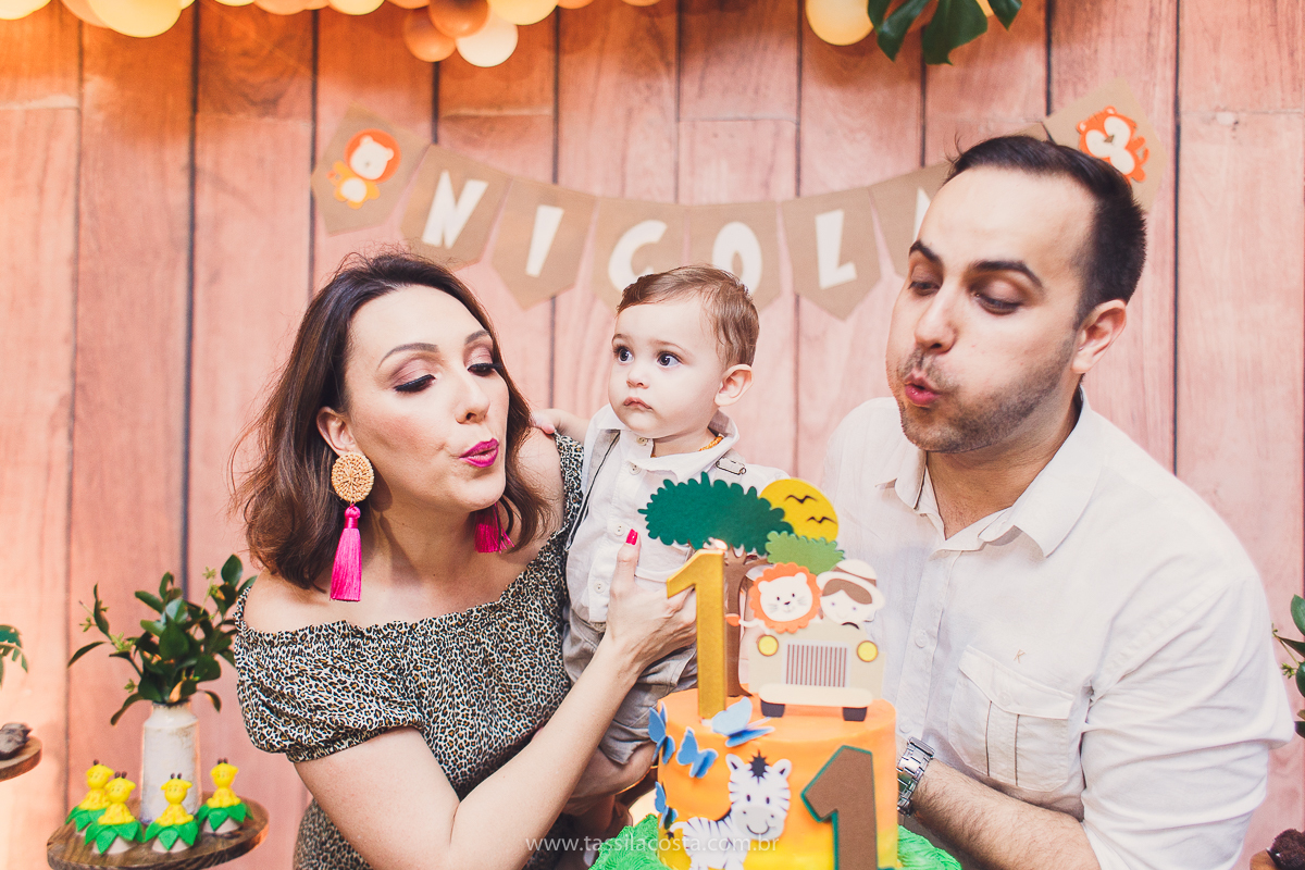 festa infantil de menino, no tema Safari, festa dos sonhos feita em casa, decoração by Loely eventos, mãe e pai de primeira viagem, menino sorridente, bebê lindo, look lindo para aniversário de 1 ano