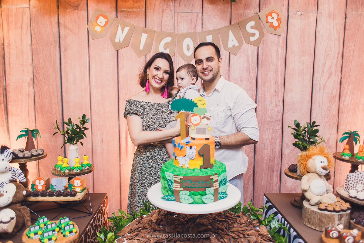 festa infantil de menino, no tema Safari, festa dos sonhos feita em casa, decoração by Loely eventos, mãe e pai de primeira viagem, menino sorridente, bebê lindo, look lindo para aniversário de 1 ano