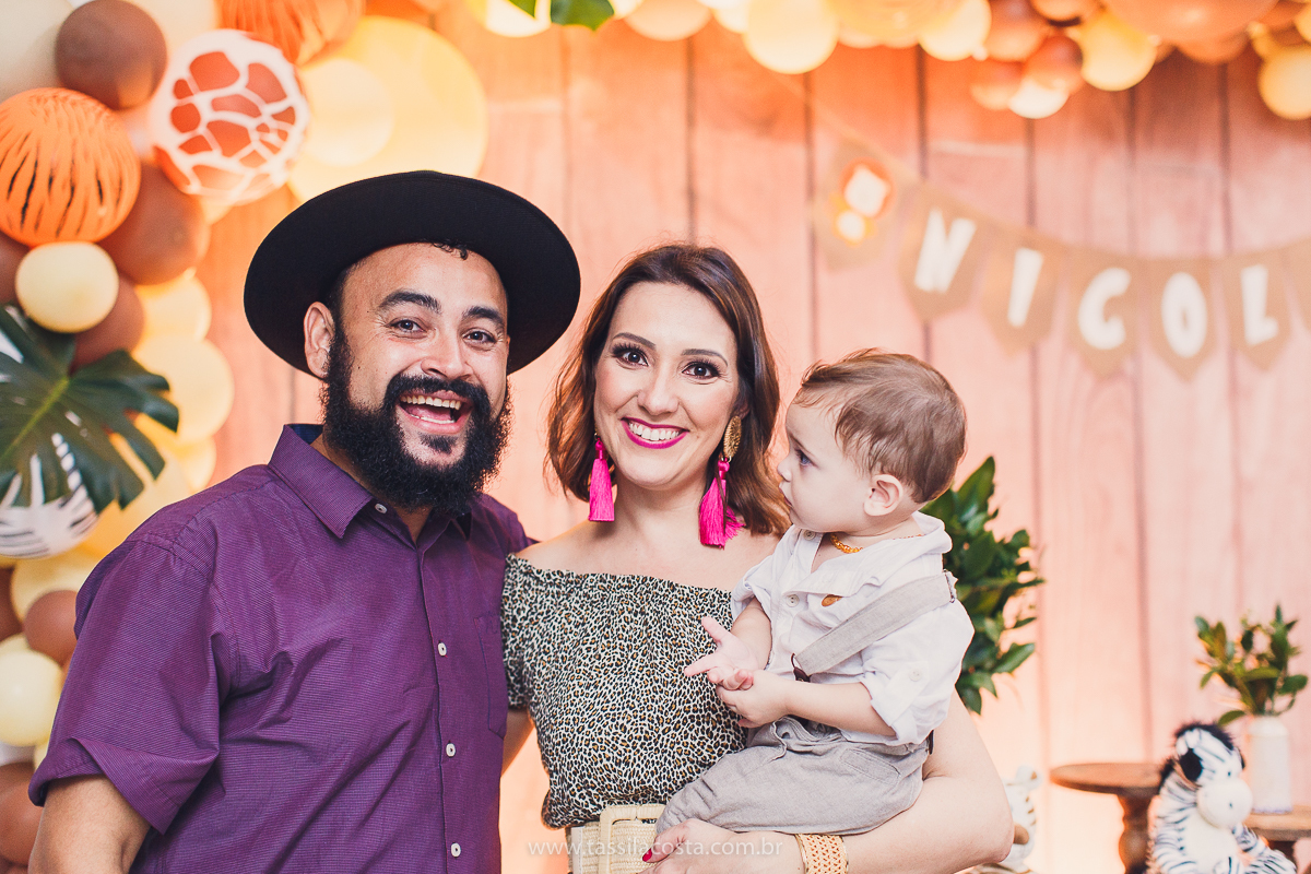 festa infantil de menino, no tema Safari, festa dos sonhos feita em casa, decoração by Loely eventos, mãe e pai de primeira viagem, menino sorridente, bebê lindo, look lindo para aniversário de 1 ano