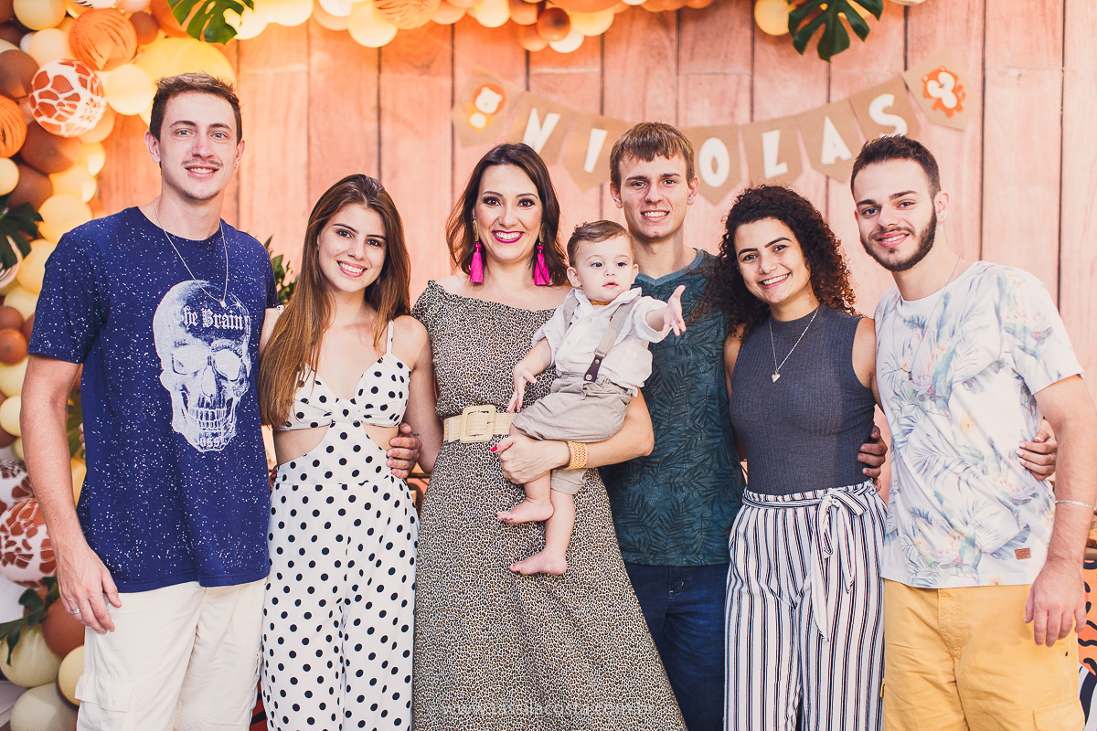 festa infantil de menino, no tema Safari, festa dos sonhos feita em casa, decoração by Loely eventos, mãe e pai de primeira viagem, menino sorridente, bebê lindo, look lindo para aniversário de 1 ano