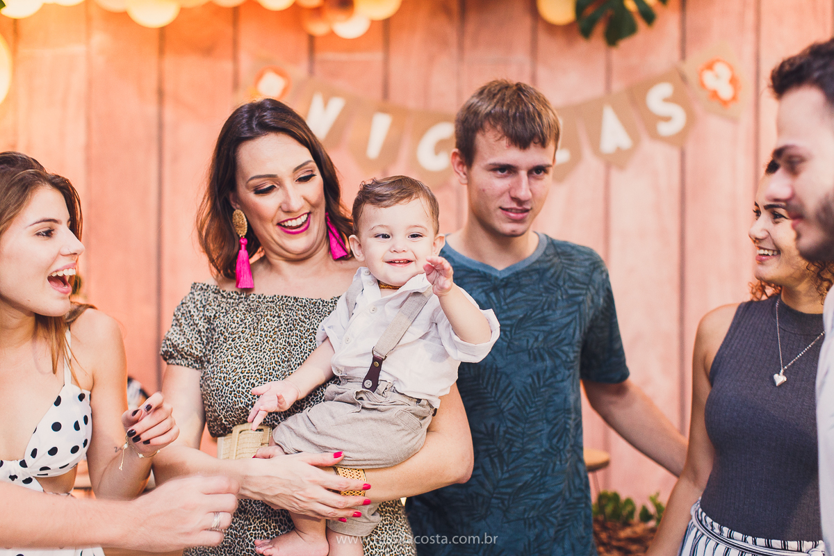 festa infantil de menino, no tema Safari, festa dos sonhos feita em casa, decoração by Loely eventos, mãe e pai de primeira viagem, menino sorridente, bebê lindo, look lindo para aniversário de 1 ano