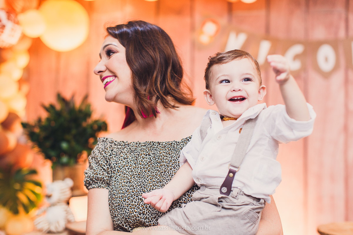 festa infantil de menino, no tema Safari, festa dos sonhos feita em casa, decoração by Loely eventos, mãe e pai de primeira viagem, menino sorridente, bebê lindo, look lindo para aniversário de 1 ano