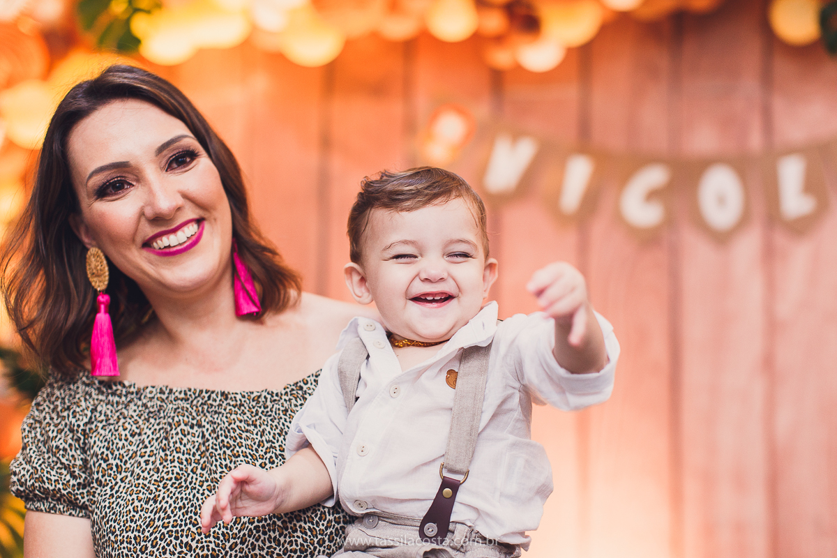 festa infantil de menino, no tema Safari, festa dos sonhos feita em casa, decoração by Loely eventos, mãe e pai de primeira viagem, menino sorridente, bebê lindo, look lindo para aniversário de 1 ano