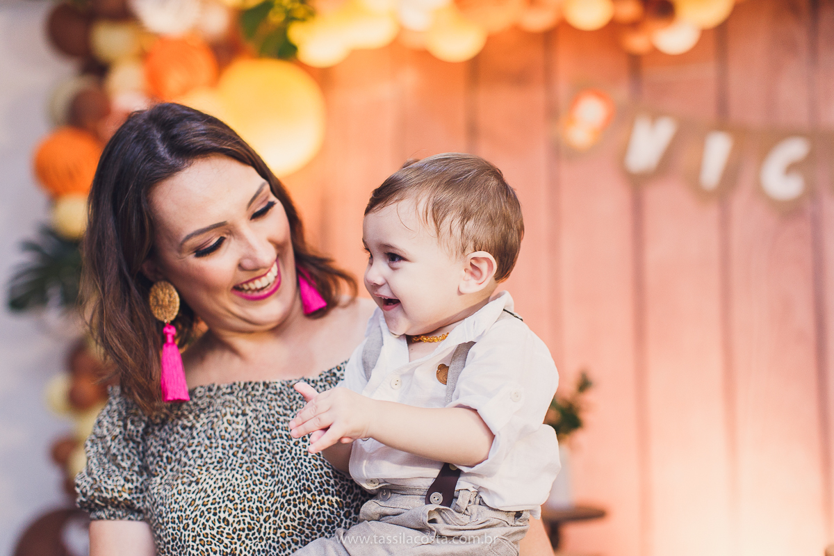 festa infantil de menino, no tema Safari, festa dos sonhos feita em casa, decoração by Loely eventos, mãe e pai de primeira viagem, menino sorridente, bebê lindo, look lindo para aniversário de 1 ano