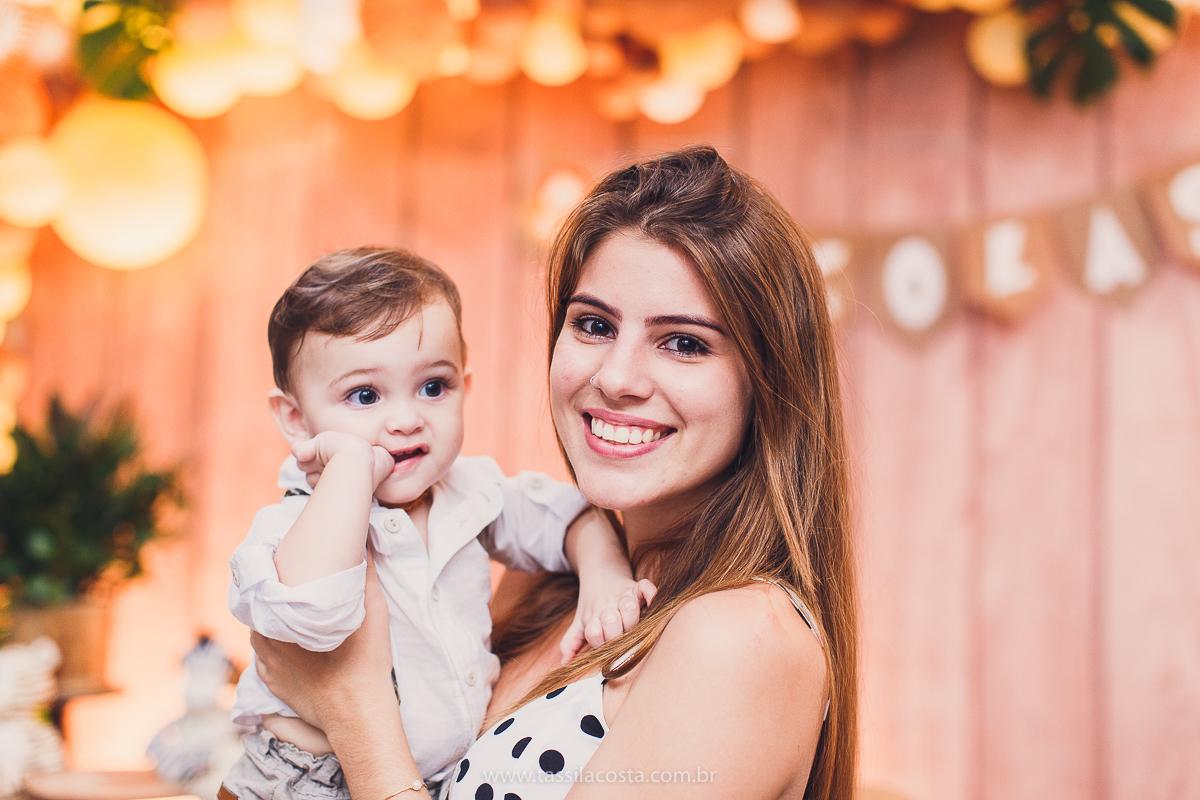 festa infantil de menino, no tema Safari, festa dos sonhos feita em casa, decoração by Loely eventos, mãe e pai de primeira viagem, menino sorridente, bebê lindo, look lindo para aniversário de 1 ano