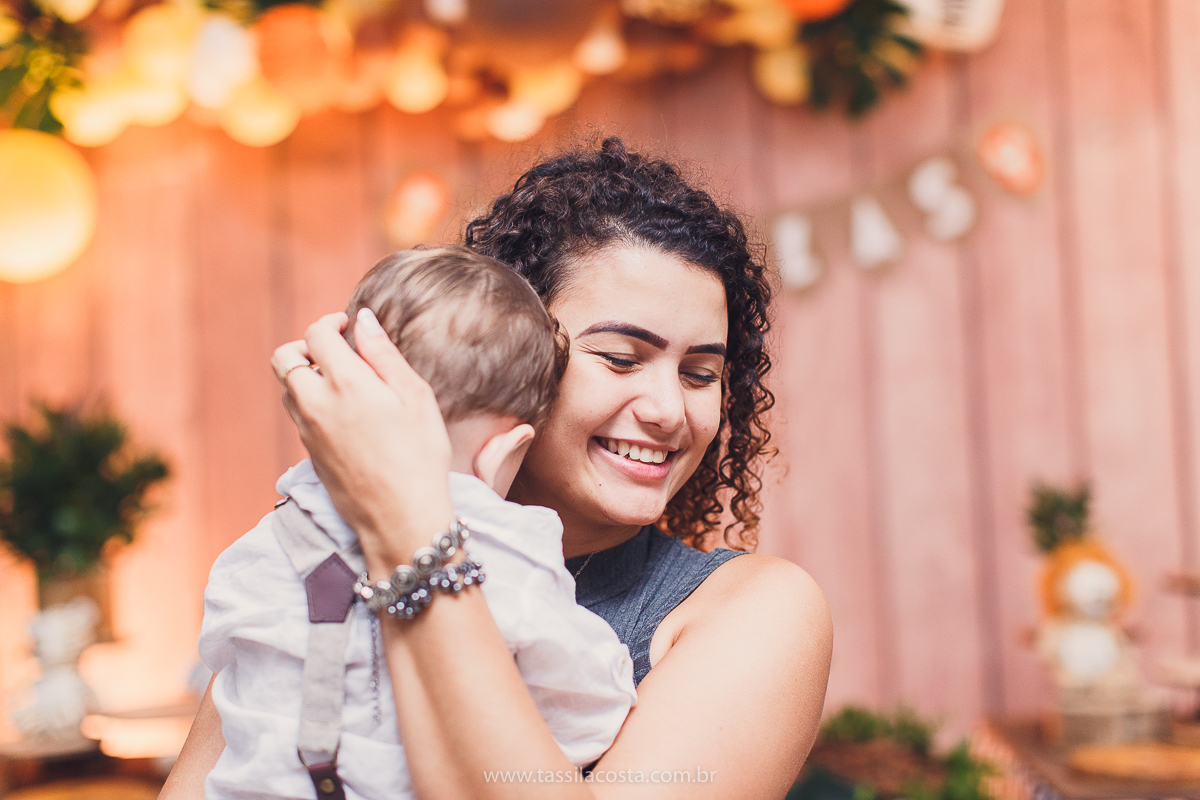 festa infantil de menino, no tema Safari, festa dos sonhos feita em casa, decoração by Loely eventos, mãe e pai de primeira viagem, menino sorridente, bebê lindo, look lindo para aniversário de 1 ano