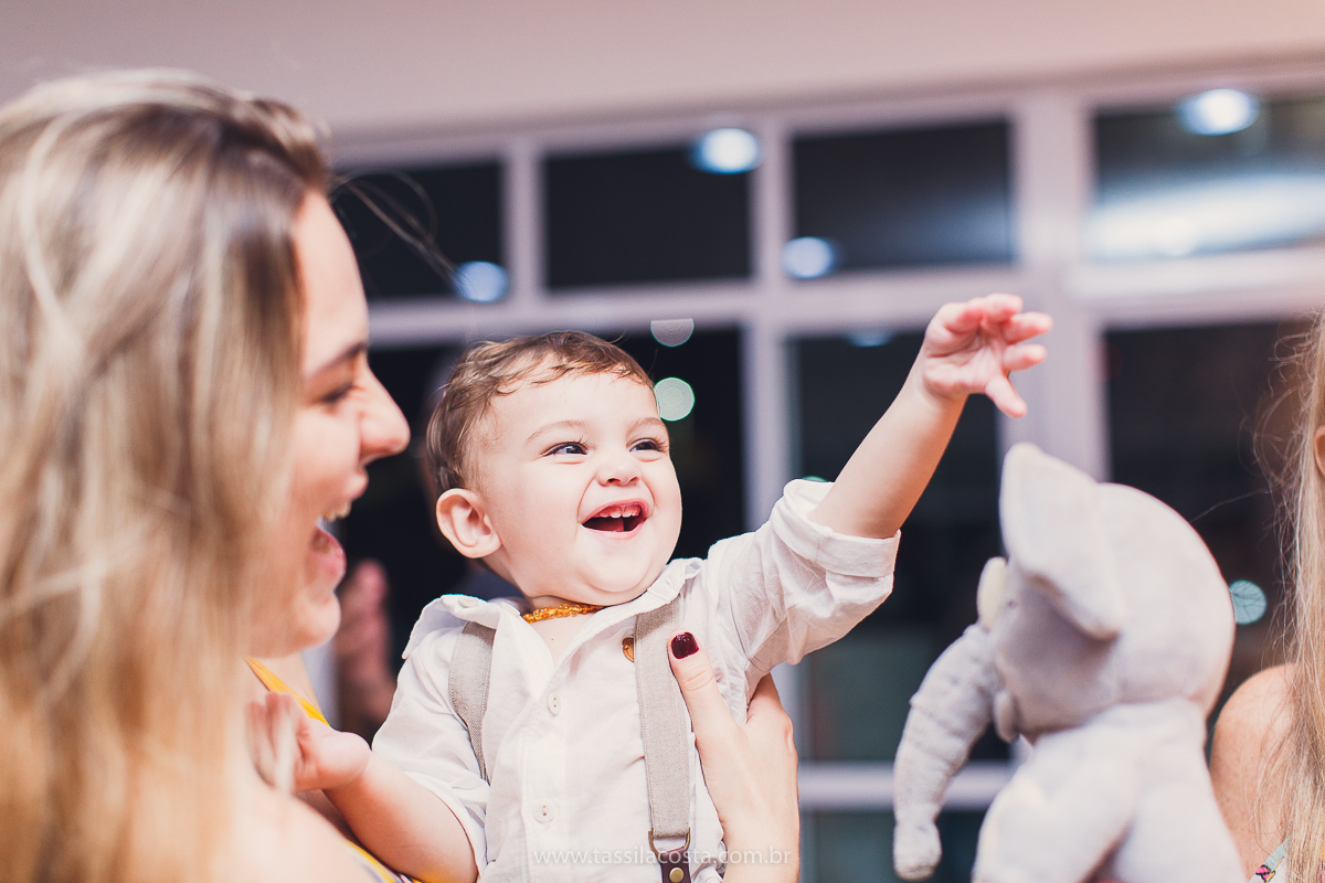 festa infantil de menino, no tema Safari, festa dos sonhos feita em casa, decoração by Loely eventos, mãe e pai de primeira viagem, menino sorridente, bebê lindo, look lindo para aniversário de 1 ano