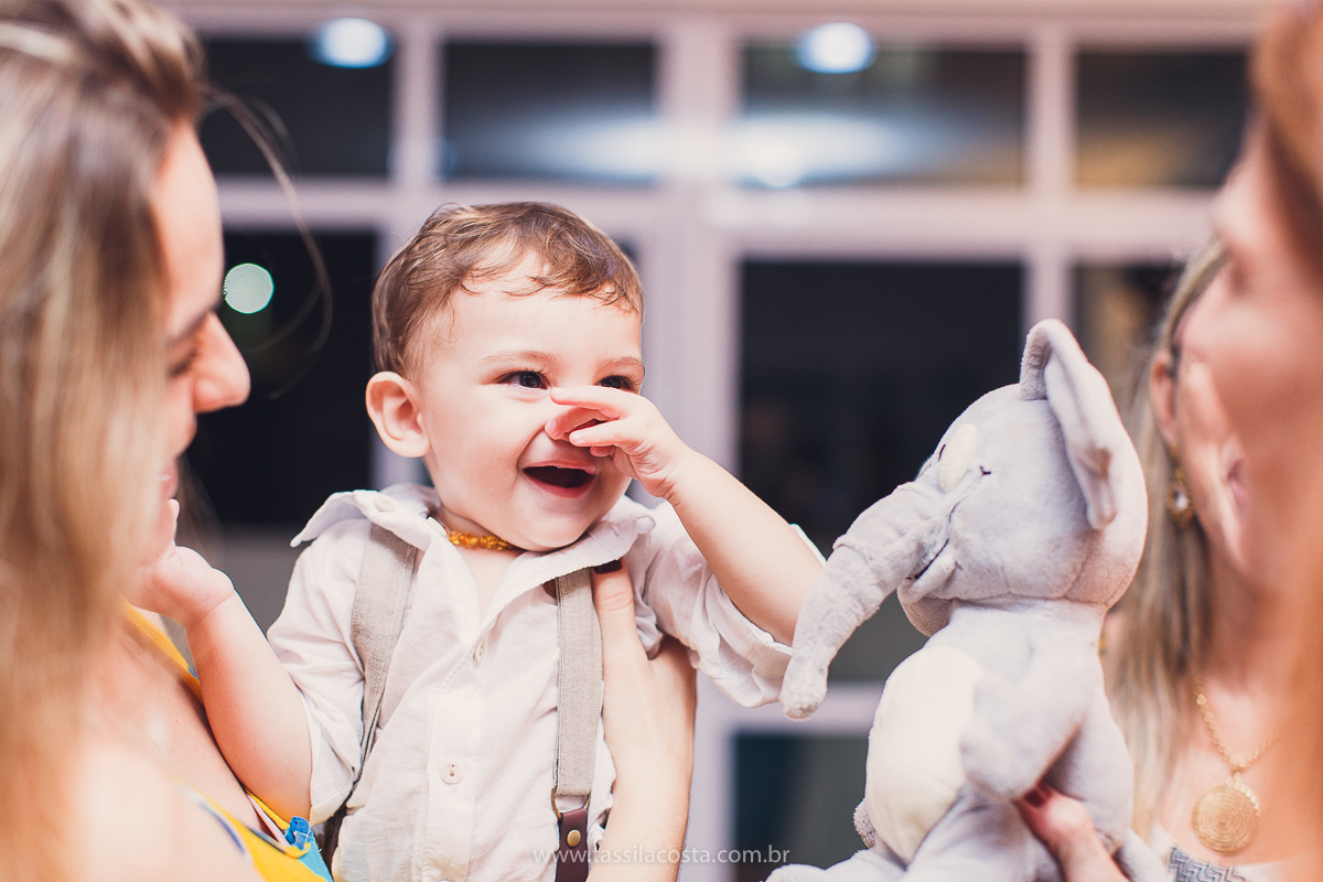festa infantil de menino, no tema Safari, festa dos sonhos feita em casa, decoração by Loely eventos, mãe e pai de primeira viagem, menino sorridente, bebê lindo, look lindo para aniversário de 1 ano