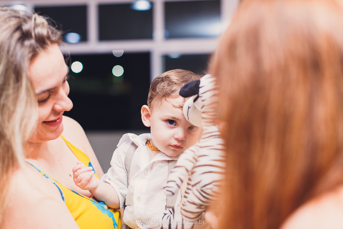 festa infantil de menino, no tema Safari, festa dos sonhos feita em casa, decoração by Loely eventos, mãe e pai de primeira viagem, menino sorridente, bebê lindo, look lindo para aniversário de 1 ano