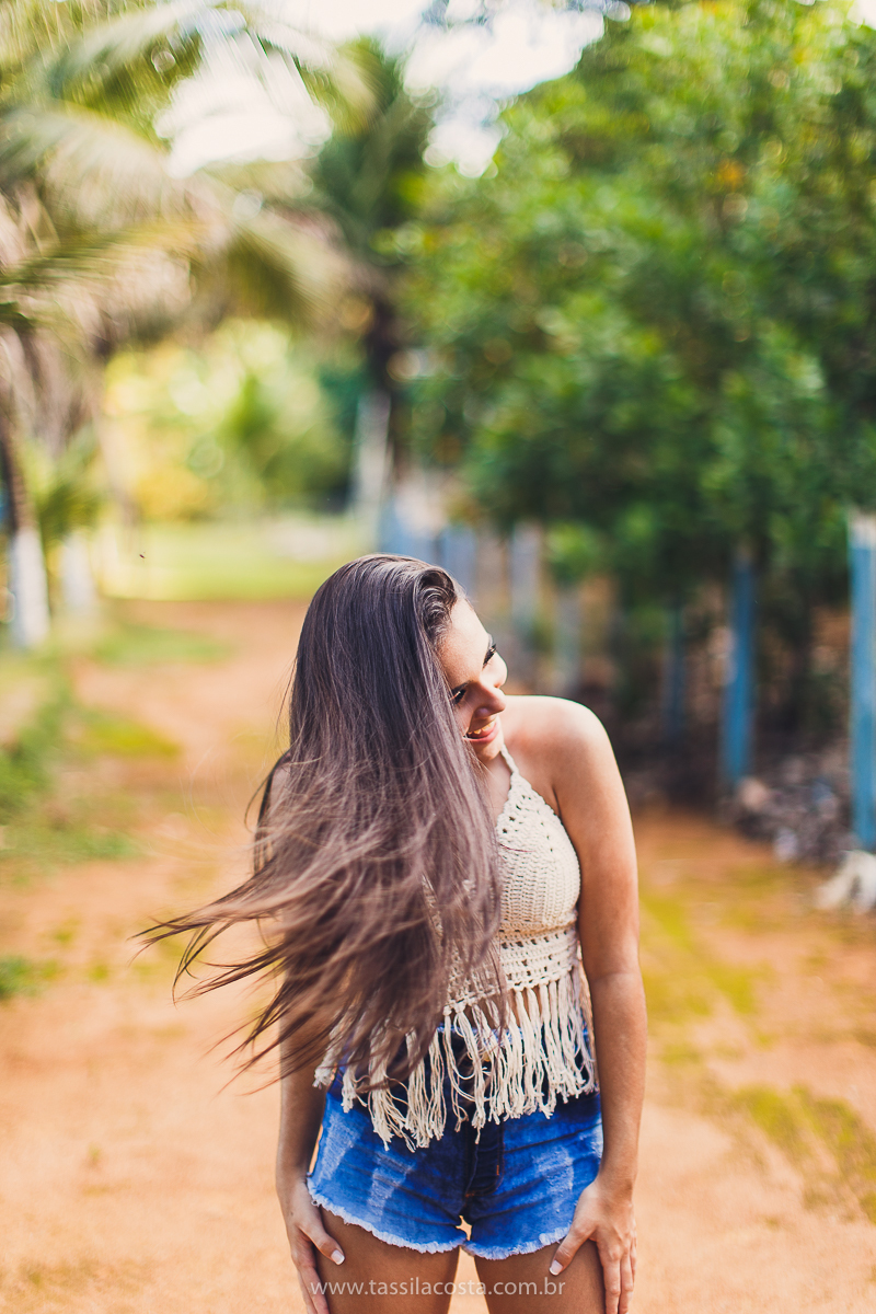 sessão de fotos de 15 anos, feitas em Vitória ES, book de 15 anos em Vitória ES, looks para usar no ensaio fotográfico em Vitória ES, tássila costa fotografia, menina com 15 anos, maquiagem para ensaio de 15 anos, fotos feitas na roça para o álbum de 15