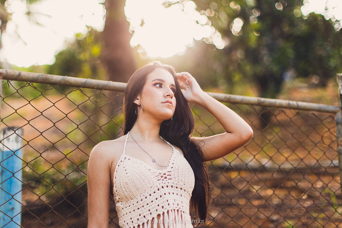 sessão de fotos de 15 anos, feitas em Vitória ES, book de 15 anos em Vitória ES, looks para usar no ensaio fotográfico em Vitória ES, tássila costa fotografia, menina com 15 anos, maquiagem para ensaio de 15 anos, fotos feitas na roça para o álbum de 15