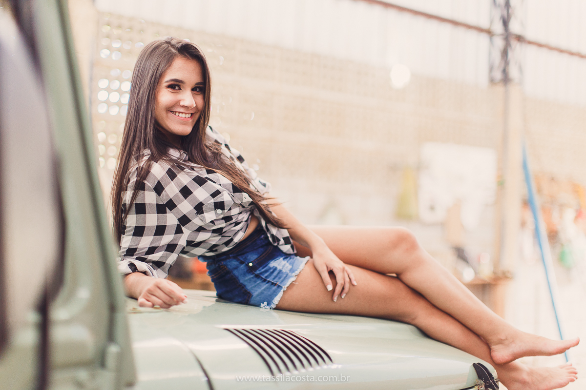 sessão de fotos de 15 anos, feitas em Vitória ES, book de 15 anos em Vitória ES, looks para usar no ensaio fotográfico em Vitória ES, tássila costa fotografia, menina com 15 anos, maquiagem para ensaio de 15 anos, fotos feitas na roça para o álbum de 15