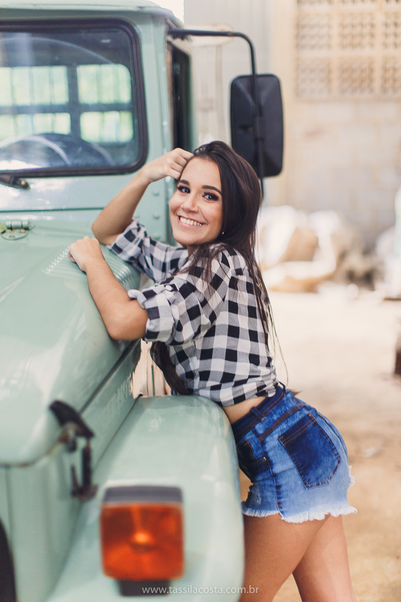 sessão de fotos de 15 anos, feitas em Vitória ES, book de 15 anos em Vitória ES, looks para usar no ensaio fotográfico em Vitória ES, tássila costa fotografia, menina com 15 anos, maquiagem para ensaio de 15 anos, fotos feitas na roça para o álbum de 15