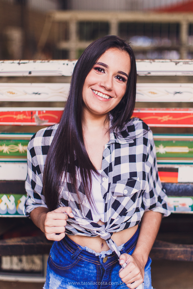 sessão de fotos de 15 anos, feitas em Vitória ES, book de 15 anos em Vitória ES, looks para usar no ensaio fotográfico em Vitória ES, tássila costa fotografia, menina com 15 anos, maquiagem para ensaio de 15 anos, fotos feitas na roça para o álbum de 15