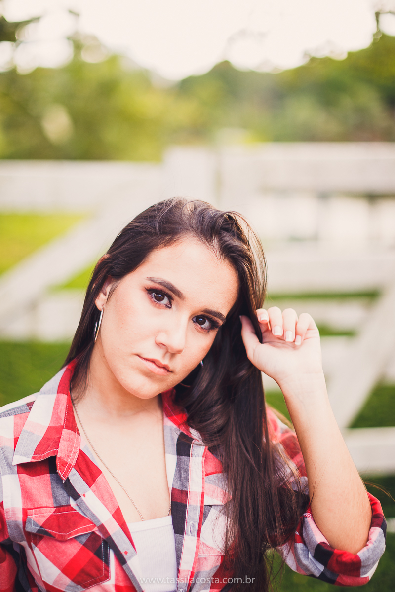 sessão de fotos de 15 anos, feitas em Vitória ES, book de 15 anos em Vitória ES, looks para usar no ensaio fotográfico em Vitória ES, tássila costa fotografia, menina com 15 anos, maquiagem para ensaio de 15 anos, fotos feitas na roça para o álbum de 15