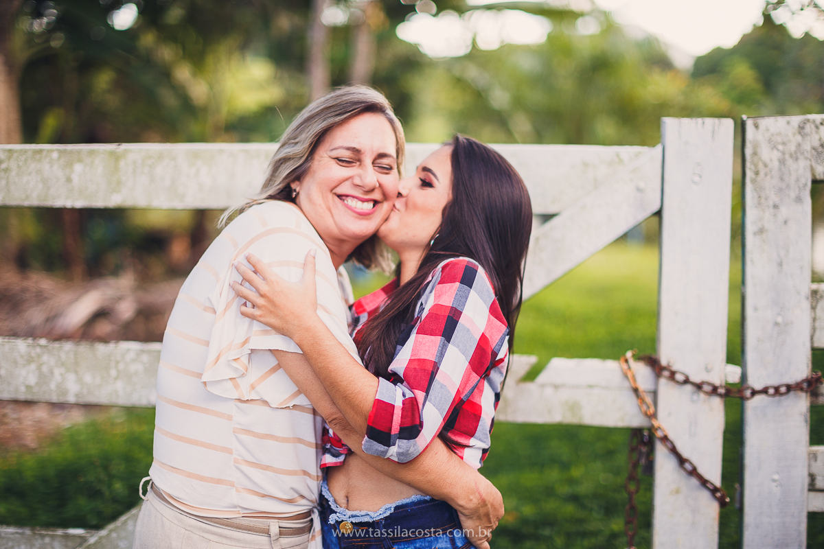 sessão de fotos de 15 anos, feitas em Vitória ES, book de 15 anos em Vitória ES, looks para usar no ensaio fotográfico em Vitória ES, tássila costa fotografia, menina com 15 anos, maquiagem para ensaio de 15 anos, fotos feitas na roça para o álbum de 15