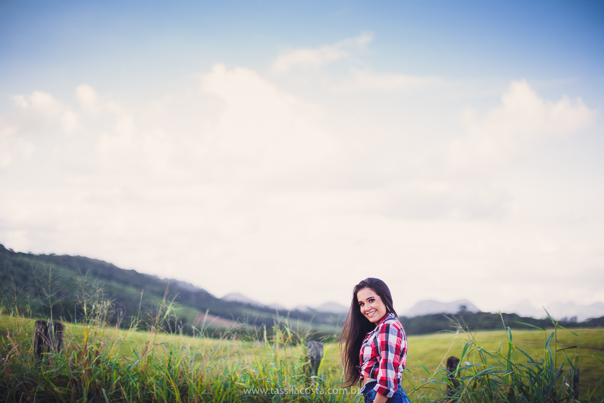 sessão de fotos de 15 anos, feitas em Vitória ES, book de 15 anos em Vitória ES, looks para usar no ensaio fotográfico em Vitória ES, tássila costa fotografia, menina com 15 anos, maquiagem para ensaio de 15 anos, fotos feitas na roça para o álbum de 15