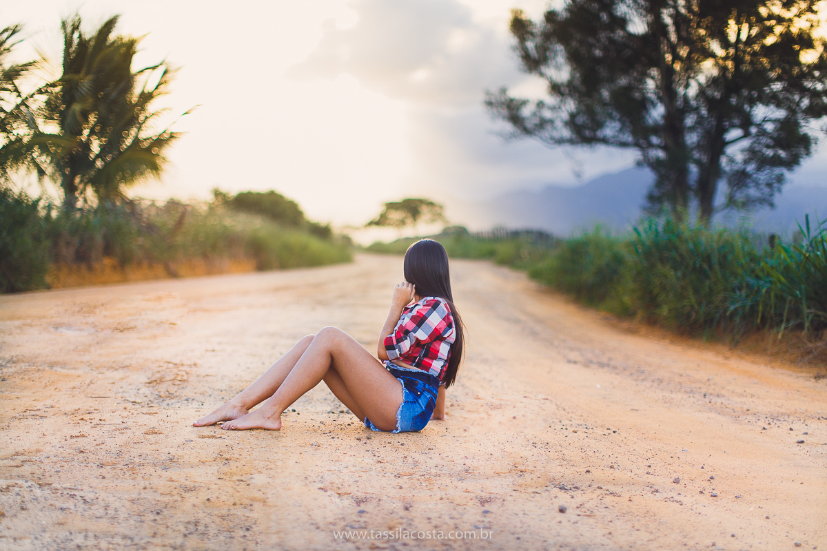 sessão de fotos de 15 anos, feitas em Vitória ES, book de 15 anos em Vitória ES, looks para usar no ensaio fotográfico em Vitória ES, tássila costa fotografia, menina com 15 anos, maquiagem para ensaio de 15 anos, fotos feitas na roça para o álbum de 15