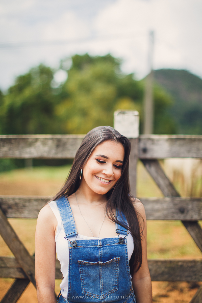 sessão de fotos de 15 anos, feitas em Vitória ES, book de 15 anos em Vitória ES, looks para usar no ensaio fotográfico em Vitória ES, tássila costa fotografia, menina com 15 anos, maquiagem para ensaio de 15 anos, fotos feitas na roça para o álbum de 15