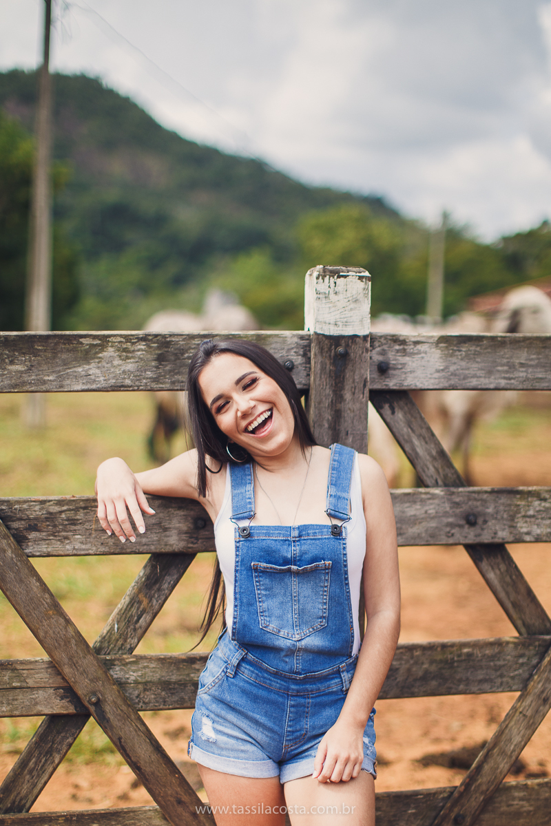sessão de fotos de 15 anos, feitas em Vitória ES, book de 15 anos em Vitória ES, looks para usar no ensaio fotográfico em Vitória ES, tássila costa fotografia, menina com 15 anos, maquiagem para ensaio de 15 anos, fotos feitas na roça para o álbum de 15