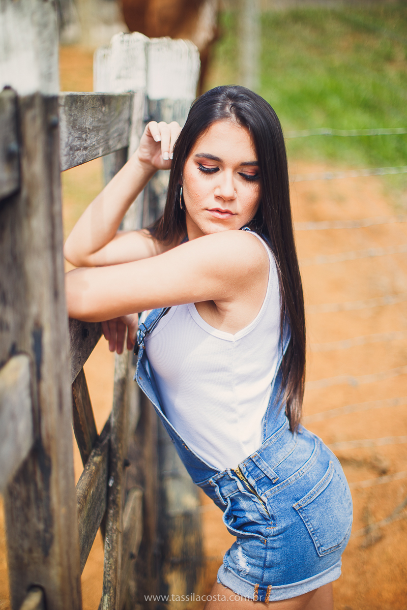 sessão de fotos de 15 anos, feitas em Vitória ES, book de 15 anos em Vitória ES, looks para usar no ensaio fotográfico em Vitória ES, tássila costa fotografia, menina com 15 anos, maquiagem para ensaio de 15 anos, fotos feitas na roça para o álbum de 15