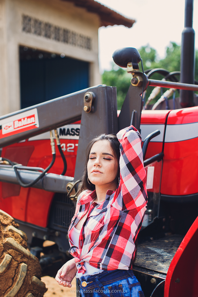 sessão de fotos de 15 anos, feitas em Vitória ES, book de 15 anos em Vitória ES, looks para usar no ensaio fotográfico em Vitória ES, tássila costa fotografia, menina com 15 anos, maquiagem para ensaio de 15 anos, fotos feitas na roça para o álbum de 15
