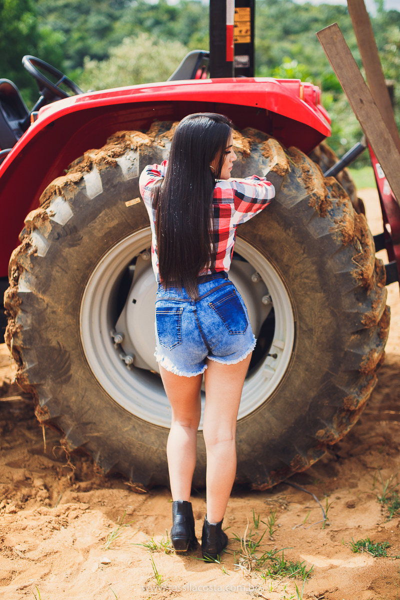 sessão de fotos de 15 anos, feitas em Vitória ES, book de 15 anos em Vitória ES, looks para usar no ensaio fotográfico em Vitória ES, tássila costa fotografia, menina com 15 anos, maquiagem para ensaio de 15 anos, fotos feitas na roça para o álbum de 15
