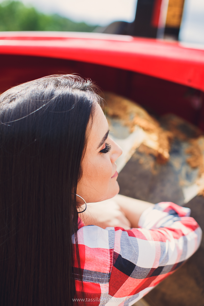 sessão de fotos de 15 anos, feitas em Vitória ES, book de 15 anos em Vitória ES, looks para usar no ensaio fotográfico em Vitória ES, tássila costa fotografia, menina com 15 anos, maquiagem para ensaio de 15 anos, fotos feitas na roça para o álbum de 15