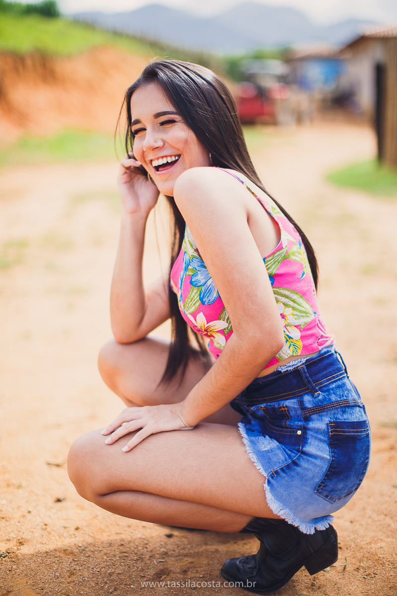 sessão de fotos de 15 anos, feitas em Vitória ES, book de 15 anos em Vitória ES, looks para usar no ensaio fotográfico em Vitória ES, tássila costa fotografia, menina com 15 anos, maquiagem para ensaio de 15 anos, fotos feitas na roça para o álbum de 15