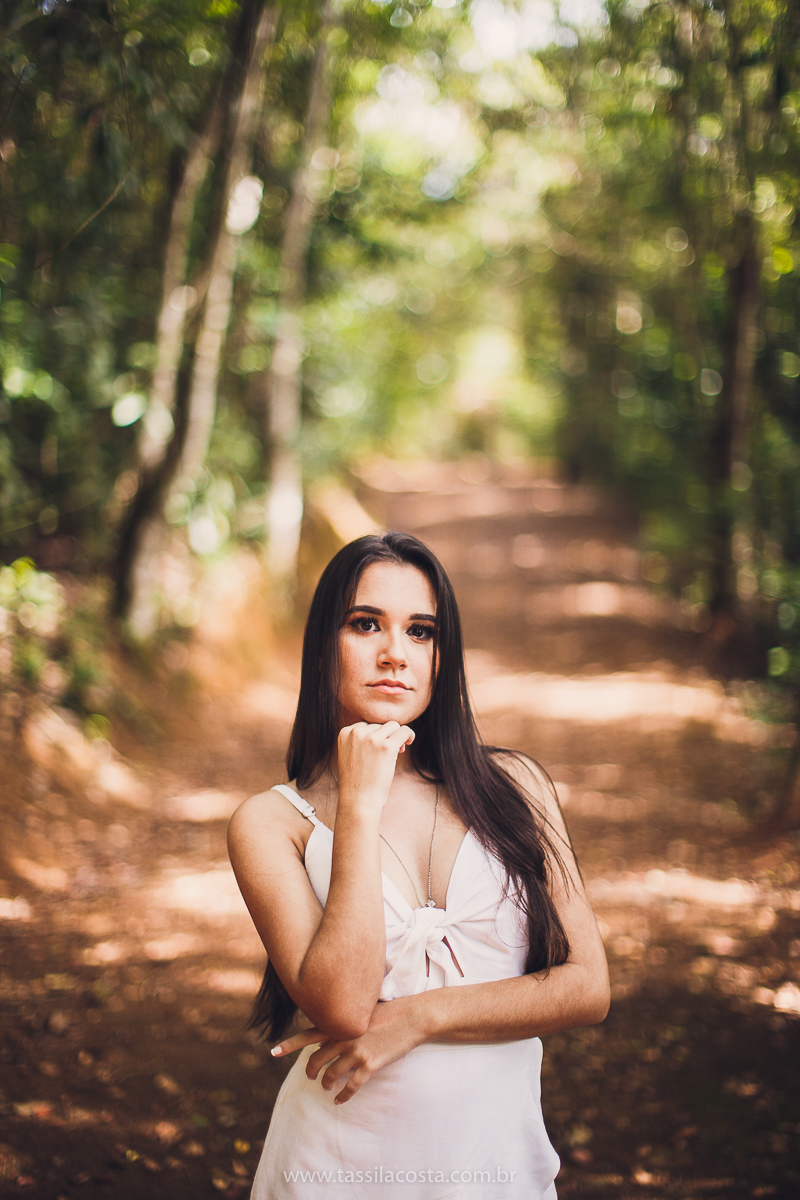 sessão de fotos de 15 anos, feitas em Vitória ES, book de 15 anos em Vitória ES, looks para usar no ensaio fotográfico em Vitória ES, tássila costa fotografia, menina com 15 anos, maquiagem para ensaio de 15 anos, fotos feitas na roça para o álbum de 15