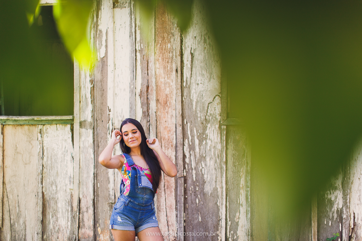 sessão de fotos de 15 anos, feitas em Vitória ES, book de 15 anos em Vitória ES, looks para usar no ensaio fotográfico em Vitória ES, tássila costa fotografia, menina com 15 anos, maquiagem para ensaio de 15 anos, fotos feitas na roça para o álbum de 15