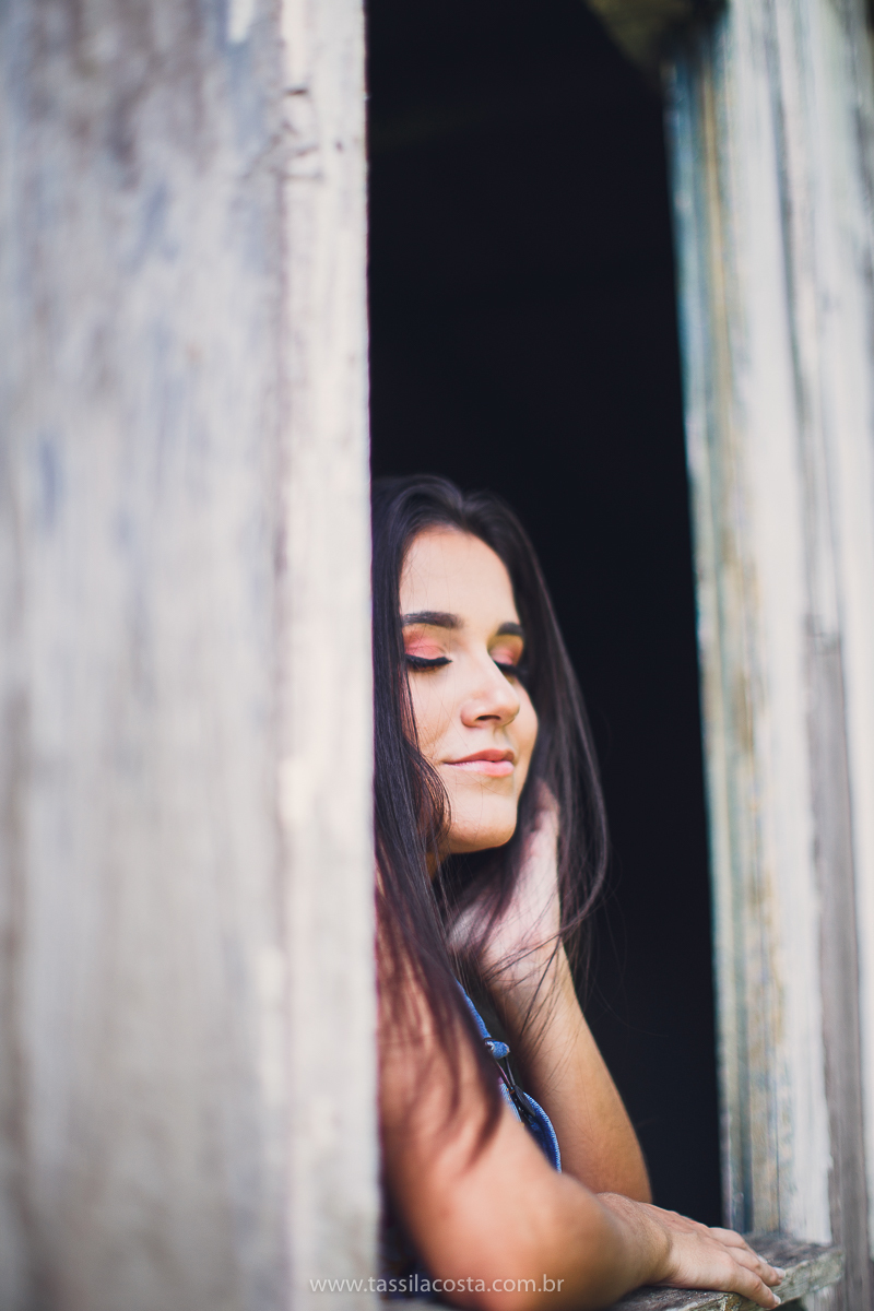 sessão de fotos de 15 anos, feitas em Vitória ES, book de 15 anos em Vitória ES, looks para usar no ensaio fotográfico em Vitória ES, tássila costa fotografia, menina com 15 anos, maquiagem para ensaio de 15 anos, fotos feitas na roça para o álbum de 15
