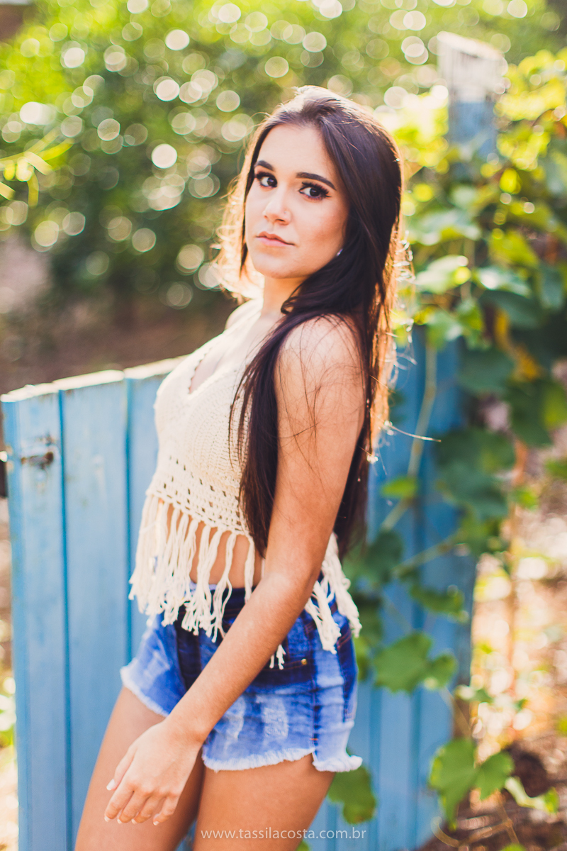 sessão de fotos de 15 anos, feitas em Vitória ES, book de 15 anos em Vitória ES, looks para usar no ensaio fotográfico em Vitória ES, tássila costa fotografia, menina com 15 anos, maquiagem para ensaio de 15 anos, fotos feitas na roça para o álbum de 15