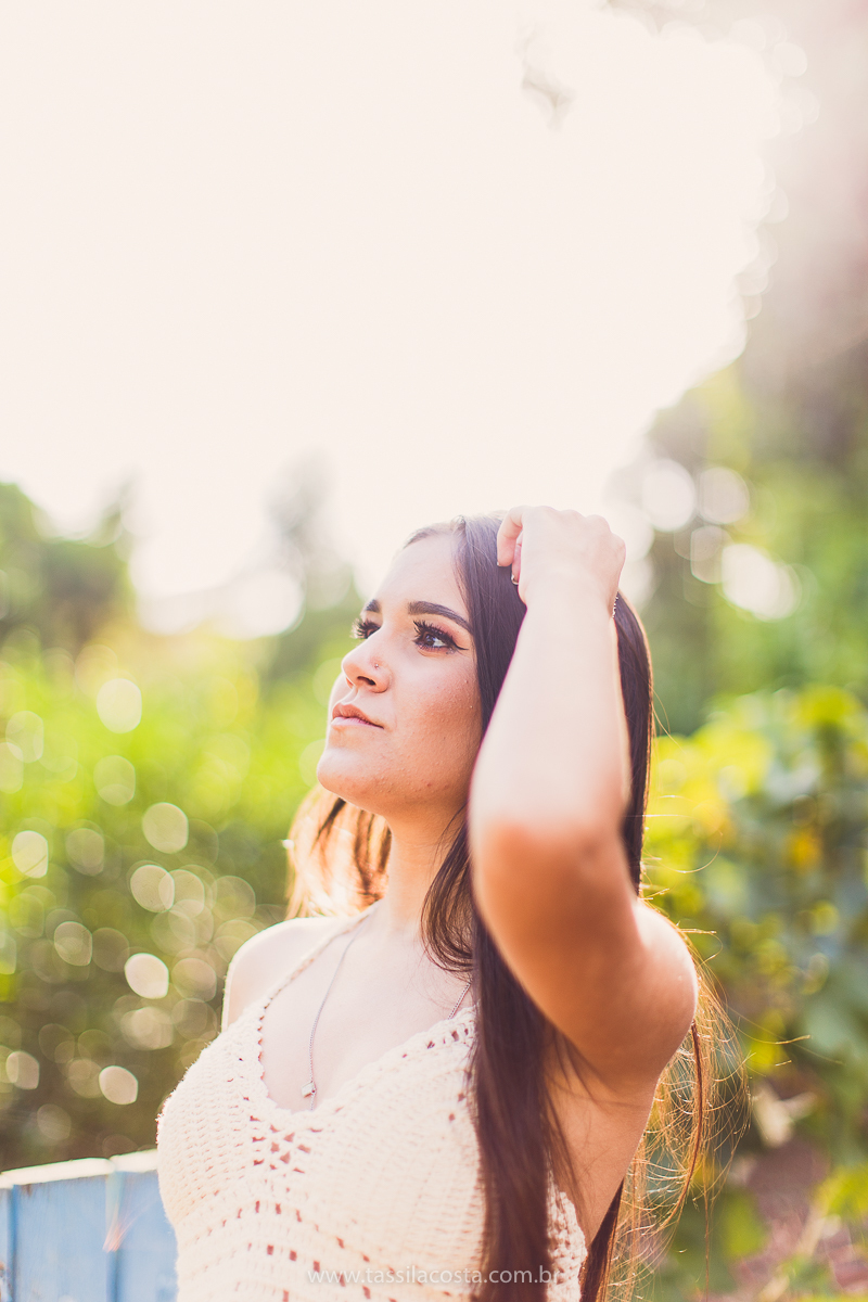 sessão de fotos de 15 anos, feitas em Vitória ES, book de 15 anos em Vitória ES, looks para usar no ensaio fotográfico em Vitória ES, tássila costa fotografia, menina com 15 anos, maquiagem para ensaio de 15 anos, fotos feitas na roça para o álbum de 15