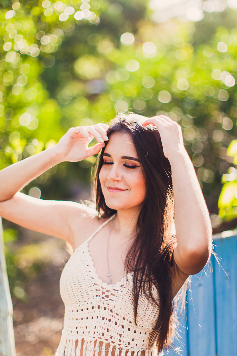 sessão de fotos de 15 anos, feitas em Vitória ES, book de 15 anos em Vitória ES, looks para usar no ensaio fotográfico em Vitória ES, tássila costa fotografia, menina com 15 anos, maquiagem para ensaio de 15 anos, fotos feitas na roça para o álbum de 15