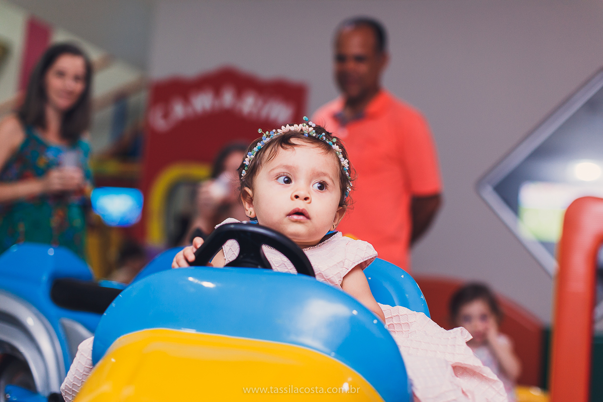 festa infantil linda, feita na casa de festa Zueira, na Praia da Costa, Vila Velha ES. Tássila Costa fotografia, Luísa 1 ano, fotografia de festa infantil na Praia da Costa