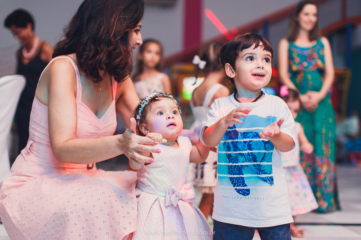 festa infantil linda, feita na casa de festa Zueira, na Praia da Costa, Vila Velha ES. Tássila Costa fotografia, Luísa 1 ano, fotografia de festa infantil na Praia da Costa
