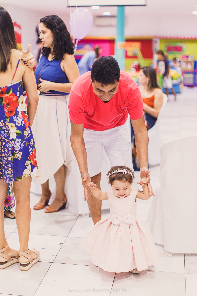 festa infantil linda, feita na casa de festa Zueira, na Praia da Costa, Vila Velha ES. Tássila Costa fotografia, Luísa 1 ano, fotografia de festa infantil na Praia da Costa