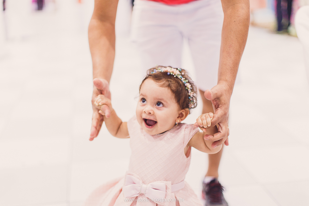festa infantil linda, feita na casa de festa Zueira, na Praia da Costa, Vila Velha ES. Tássila Costa fotografia, Luísa 1 ano, fotografia de festa infantil na Praia da Costa