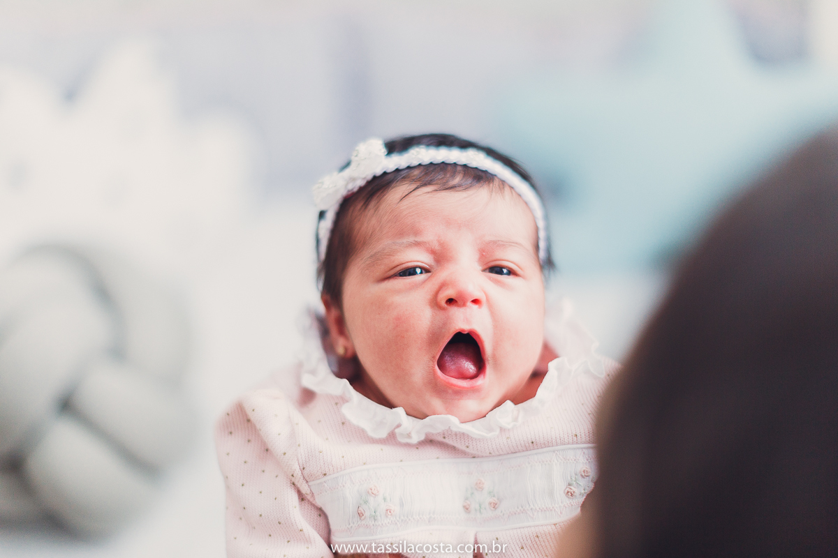 fotos de bebê, quarto montessoriano para bebê recém nascida, fotos lindas de bebê, Sofia chegou, ensaio newborn lifestyle, fotografia de família com bebê recém nascido, cachorros e bebê recém nascido, fotos com cachorros e bebê recém nascido, Tássila cost