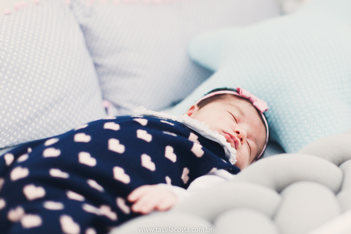 fotos de bebê, quarto montessoriano para bebê recém nascida, fotos lindas de bebê, Sofia chegou, ensaio newborn lifestyle, fotografia de família com bebê recém nascido, cachorros e bebê recém nascido, fotos com cachorros e bebê recém nascido, Tássila cost