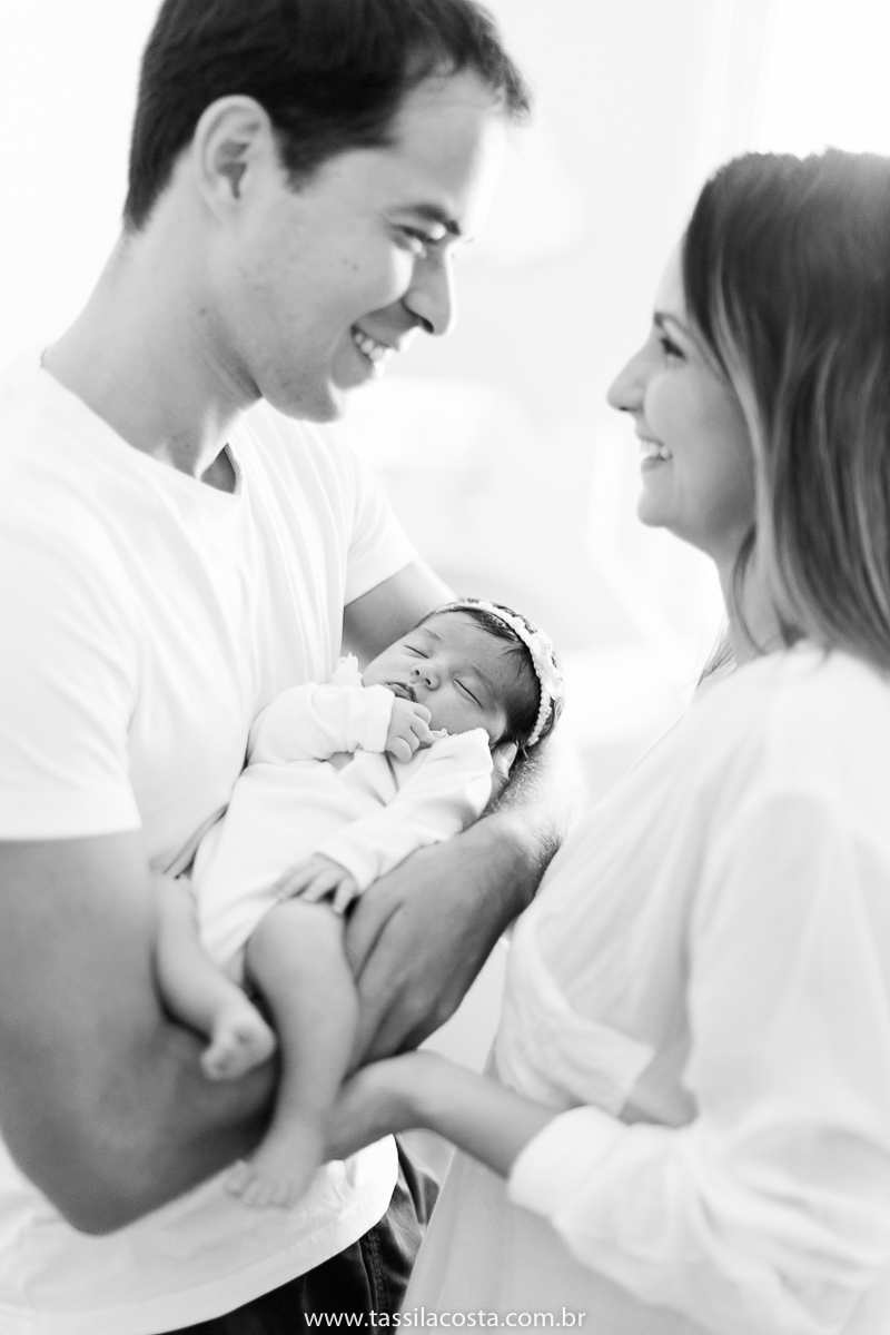 fotos de bebê, quarto montessoriano para bebê recém nascida, fotos lindas de bebê, Sofia chegou, ensaio newborn lifestyle, fotografia de família com bebê recém nascido, cachorros e bebê recém nascido, fotos com cachorros e bebê recém nascido, Tássila cost