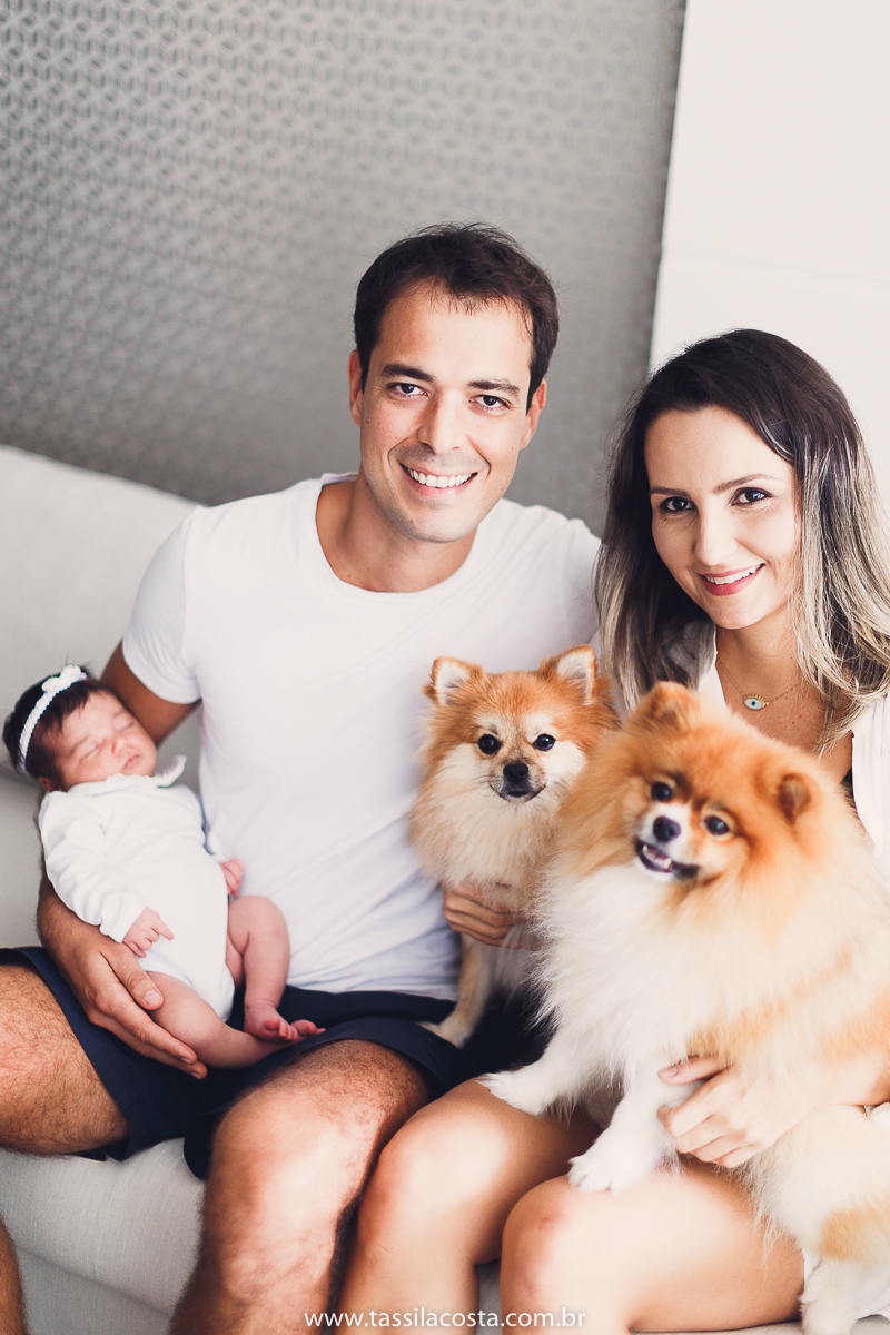 fotos de bebê, quarto montessoriano para bebê recém nascida, fotos lindas de bebê, Sofia chegou, ensaio newborn lifestyle, fotografia de família com bebê recém nascido, cachorros e bebê recém nascido, fotos com cachorros e bebê recém nascido, Tássila cost