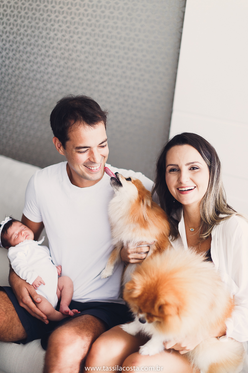 fotos de bebê, quarto montessoriano para bebê recém nascida, fotos lindas de bebê, Sofia chegou, ensaio newborn lifestyle, fotografia de família com bebê recém nascido, cachorros e bebê recém nascido, fotos com cachorros e bebê recém nascido, Tássila cost