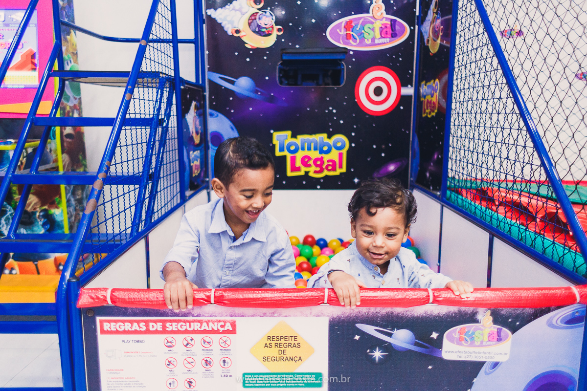 FESTA DE IRMÃOS, EM SERRA ES, FOTOGRAFIA DE FESTA INFANTIL EM VITÓRIA ES, FESTA DE 2 IRMÃOS COM IDADES DIFERENTES, TASSILA COSTA FOTOGRAFIA, TEMA SUPER HERÓI