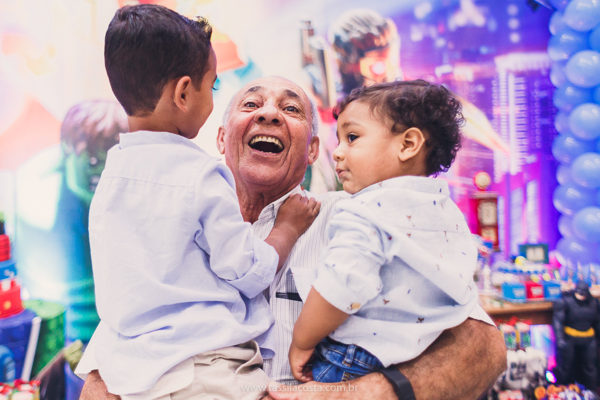 FESTA DE IRMÃOS, EM SERRA ES, FOTOGRAFIA DE FESTA INFANTIL EM VITÓRIA ES, FESTA DE 2 IRMÃOS COM IDADES DIFERENTES, TASSILA COSTA FOTOGRAFIA, TEMA SUPER HERÓI