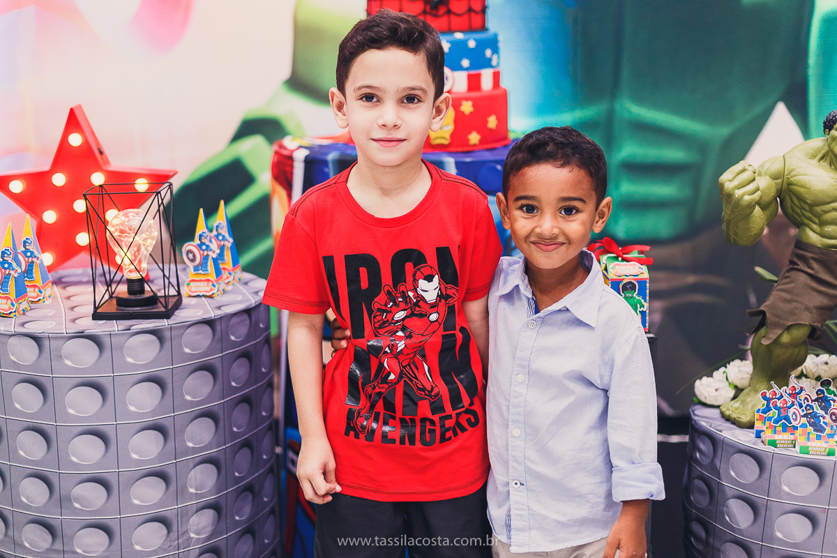 FESTA DE IRMÃOS, EM SERRA ES, FOTOGRAFIA DE FESTA INFANTIL EM VITÓRIA ES, FESTA DE 2 IRMÃOS COM IDADES DIFERENTES, TASSILA COSTA FOTOGRAFIA, TEMA SUPER HERÓI