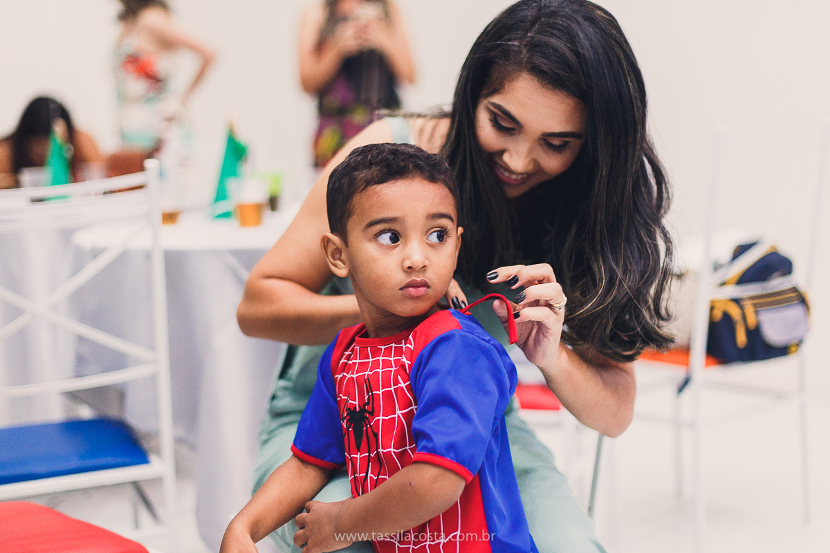 FESTA DE IRMÃOS, EM SERRA ES, FOTOGRAFIA DE FESTA INFANTIL EM VITÓRIA ES, FESTA DE 2 IRMÃOS COM IDADES DIFERENTES, TASSILA COSTA FOTOGRAFIA, TEMA SUPER HERÓI