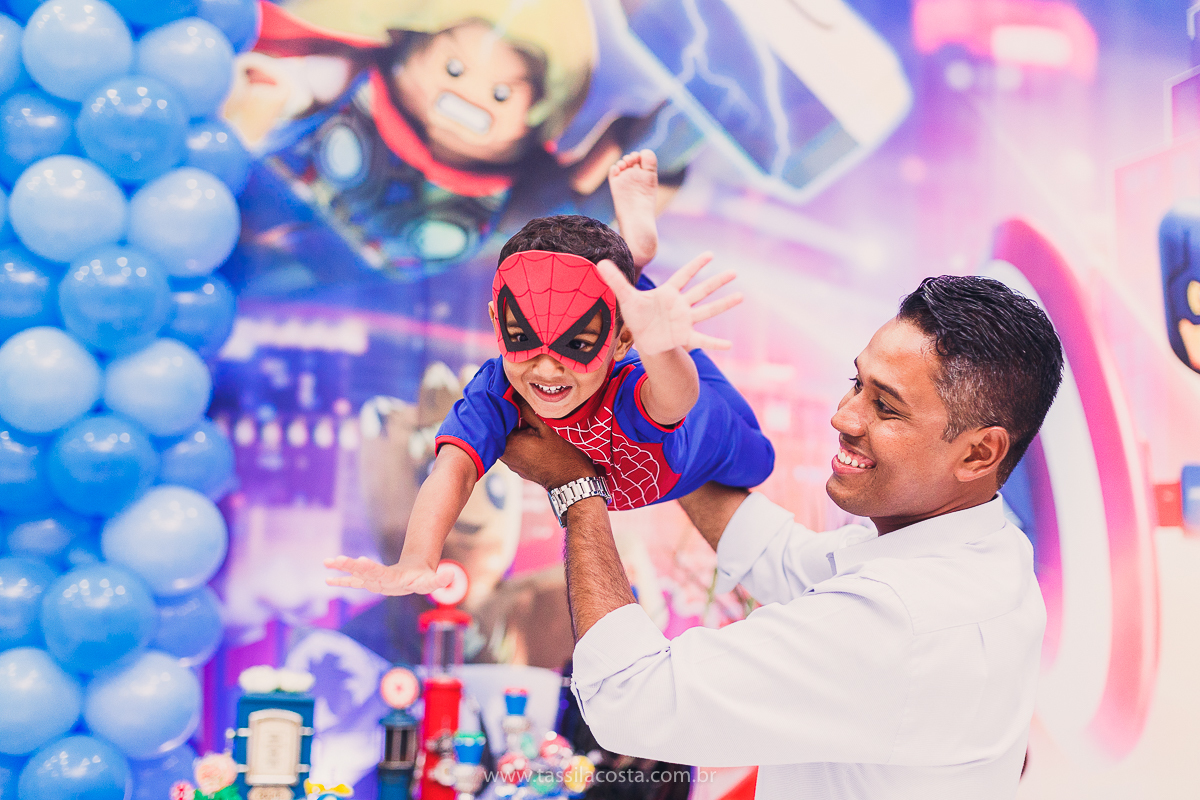 FESTA DE IRMÃOS, EM SERRA ES, FOTOGRAFIA DE FESTA INFANTIL EM VITÓRIA ES, FESTA DE 2 IRMÃOS COM IDADES DIFERENTES, TASSILA COSTA FOTOGRAFIA, TEMA SUPER HERÓI